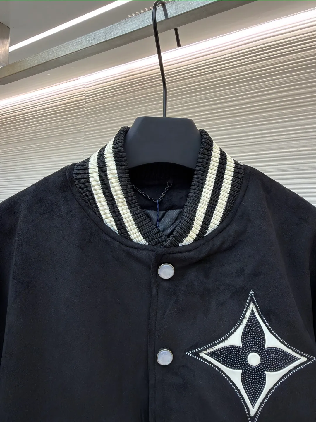 LOUISVUITTON hot-drilled suede sheepskin jacket ●Original version: 50500 purchase and development ●Item number: 1680857-B70 ●Fabric: sheepskin fabric ●Technology: hot-drilled production ●Version: fitted version ●Weight: about 1135 grams ●Size: 46-48-50-52 ●Description: Carefully crafted from custom-made suede black sheepskin imported from Australia, with rhinestones and leather embroidery on the chest, black and white contrasting thread design on the collar, cuffs, and hem, and a snap placket. It can be matched with bottoms of the same season to create a fashionable look, and can be used in various occasions. Customized accessories. The overall wiring is straight and delicate, the fabric is comfortable and soft, and the color is consistent without color difference. It can be matched with the same style to create a fashionable look and control various occasions. Customized accessories, complete with three standards, same style for men and women!